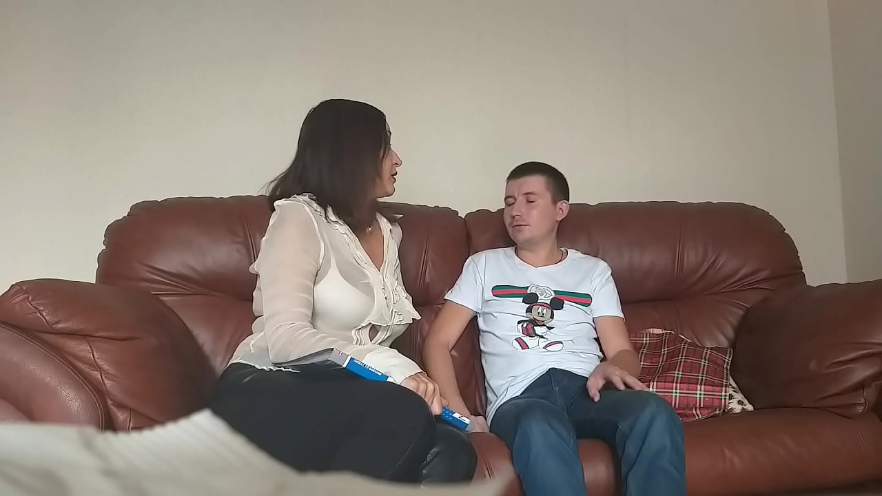 Sramežljiva studentica pojebala nezasitnu učiteljicu (Milf Alina Tumanova)