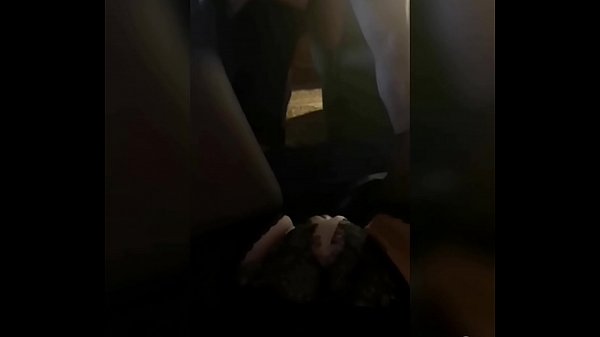 Vruće MJM. Muž jebe djevojku pred svojom ženom. Ženina maca se smoči, njezine prljave fantazije jednostavno zapljuskuju um