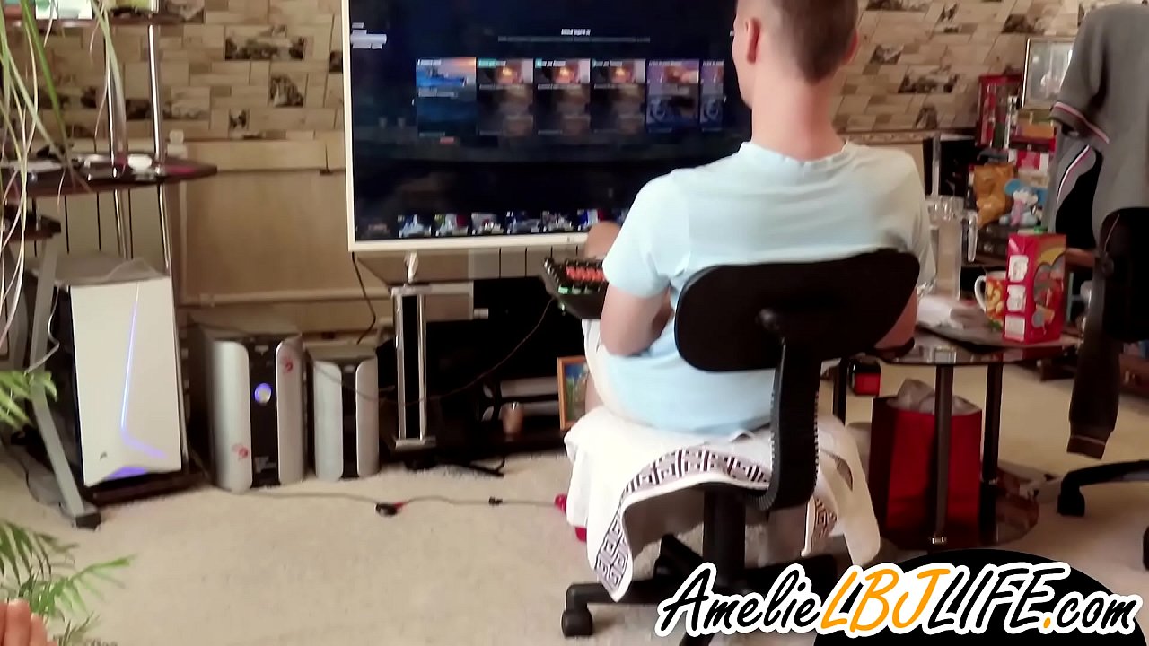 Djevojka masturbira seks igračkom za dečka kako bi igrao računalne igrice