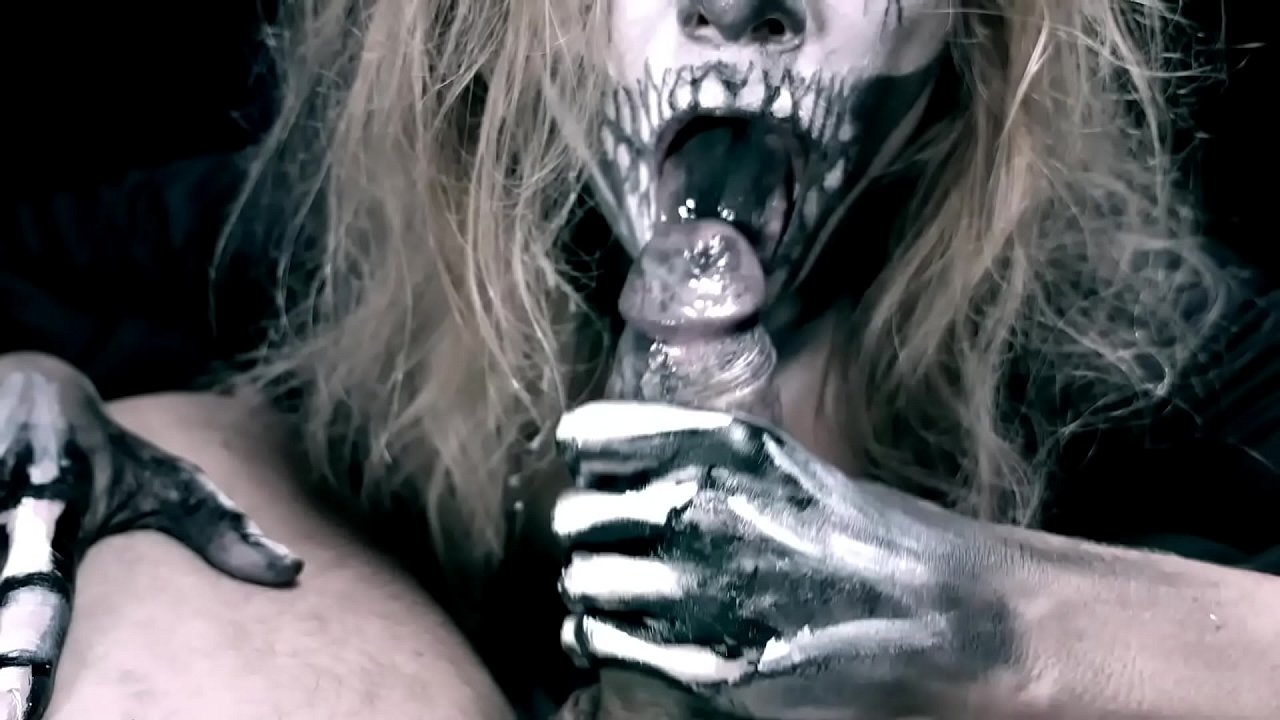 Demon djevojka siše kurac svojim crnim ustima i guta spermu.