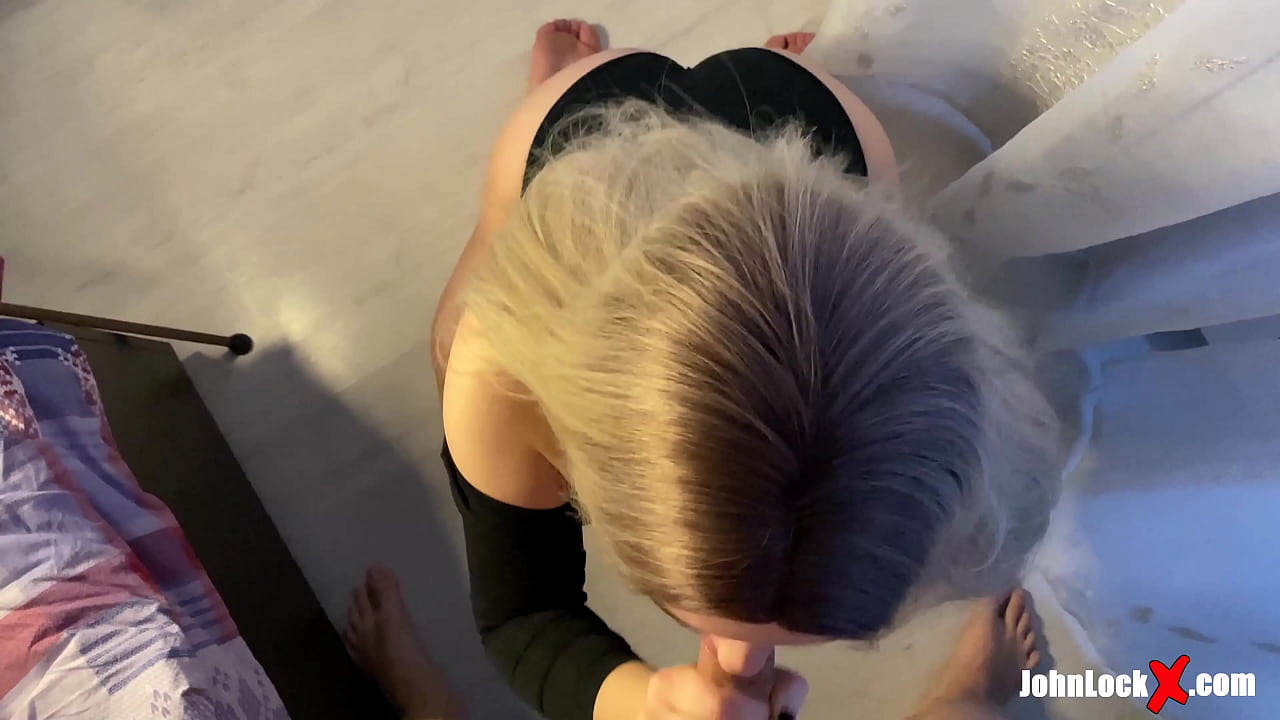 Crvenokosa siše kurac i zajebava se, dobivajući spermu na njezinu guzicu